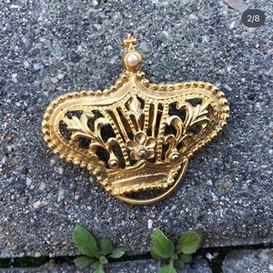 Vintage. Gold Crown Accessory with Circular Clasp